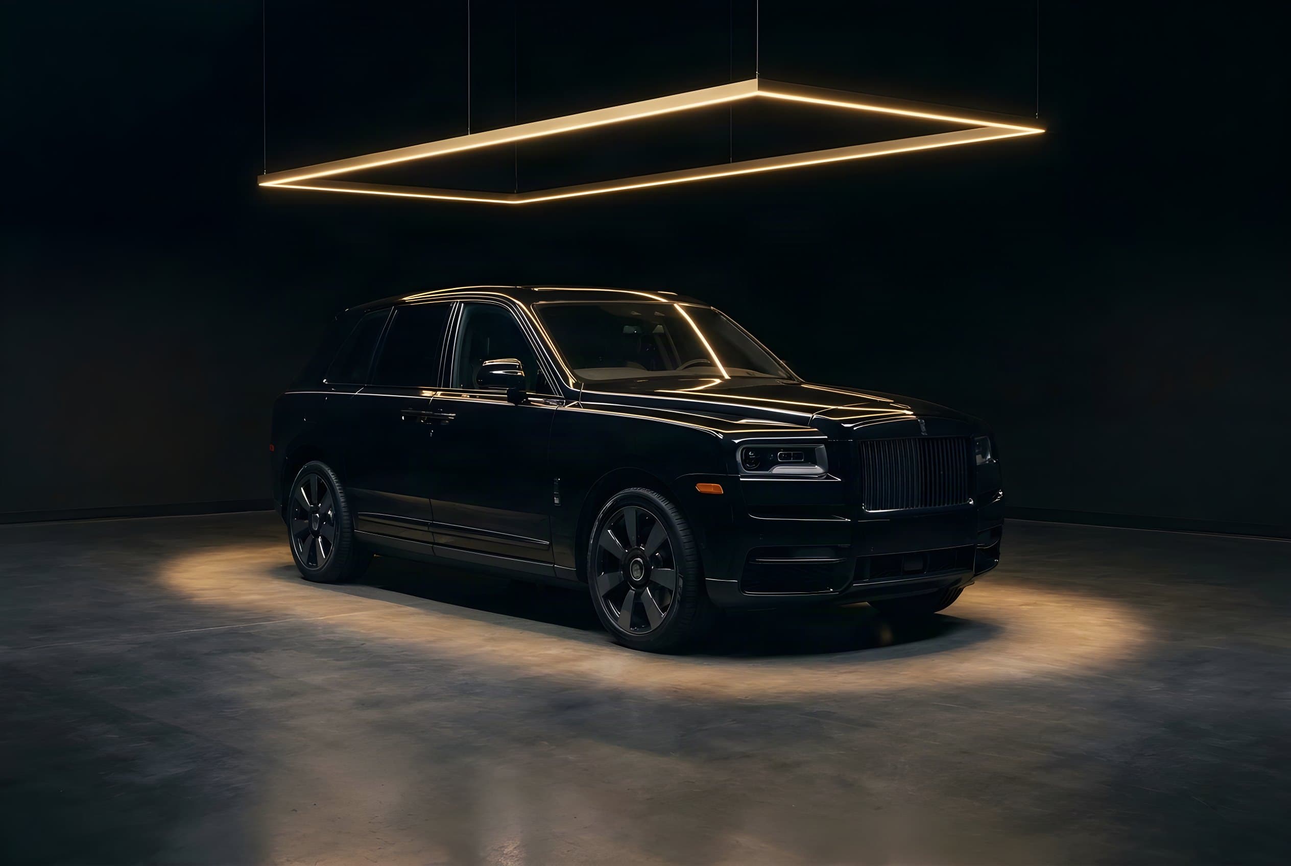 Schwarzer Rolls-Royce Cullinan im Lichtkegel unter einem goldenen Lichtrahmen