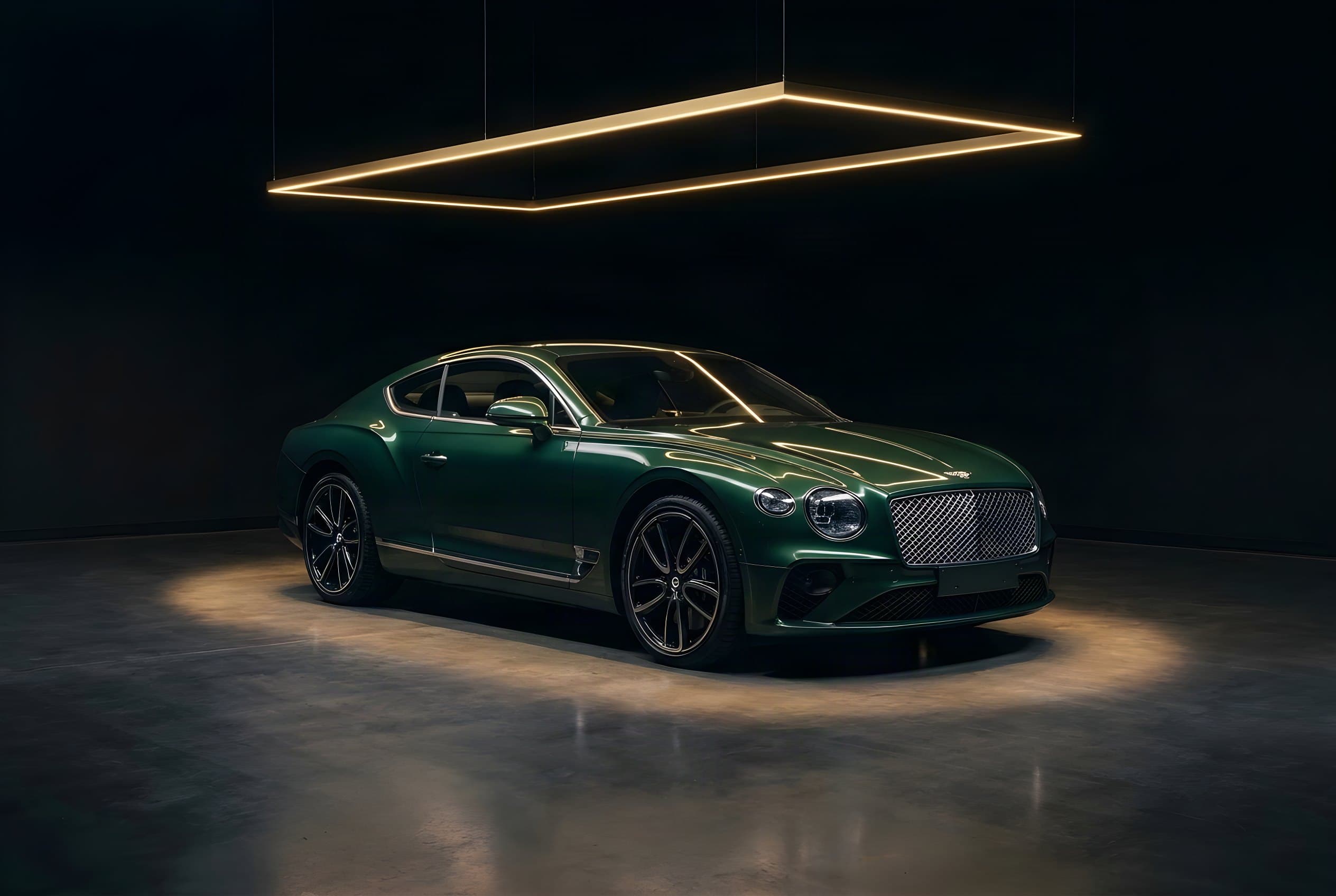 Dunkelgrüner Bentley Continental GT unter einem goldenen Lichtrahmen in einem dunklen Raum